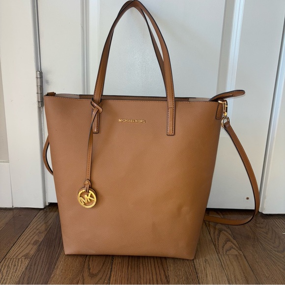Michael Kors Women’s Hayley Acorn/Oyster Bag - Picture 3 of 15
